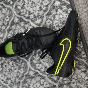 Nike soccer cleats 4.5 youth